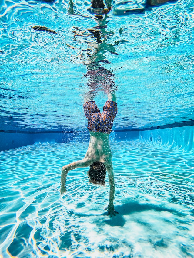 piscina-niño Niño en piscina